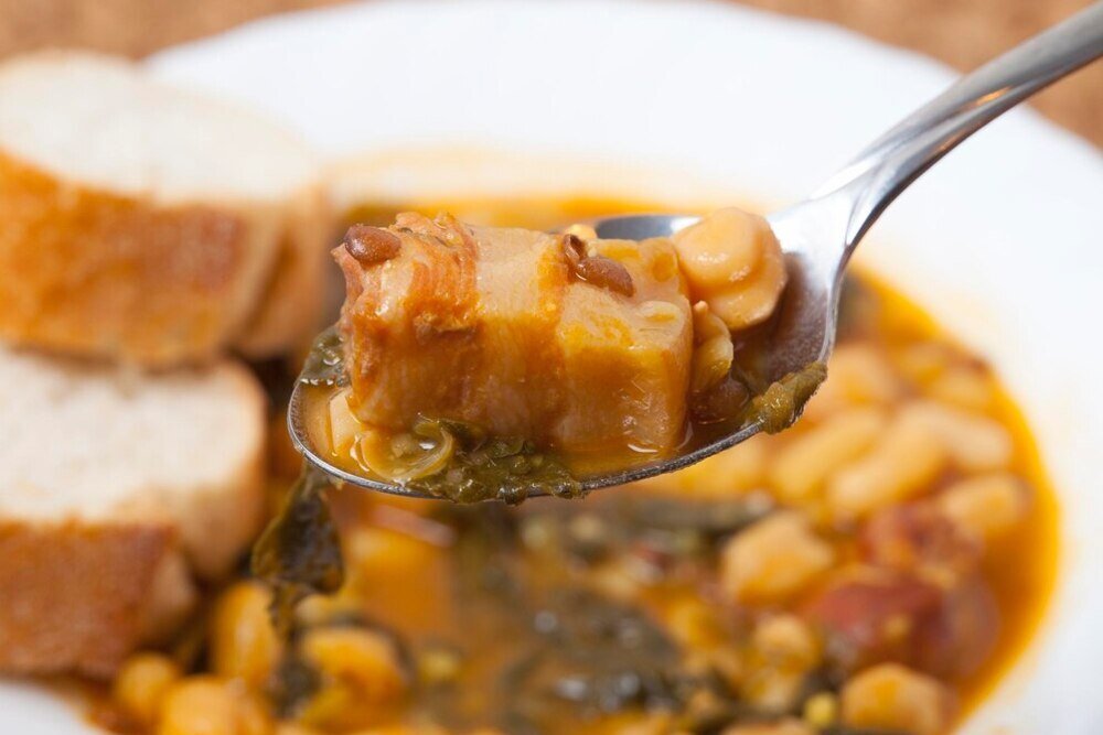 plato de garbanzos con carne y verduras cocidas