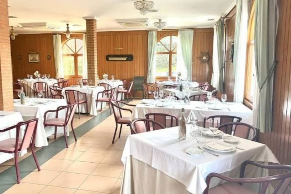 asador junco guadalix de la sierra comedor interior iluminado mesas dispuestas para clientes asador junco guadalix de la sierra comedor interior iluminado mesas dispuestas para clientes